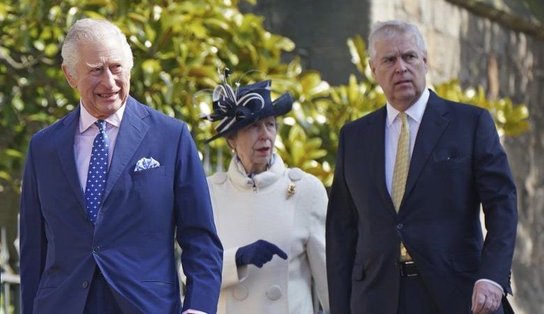 Ο βασιλιάς Κάρολος αφαίρεσε τους τίτλους του πρίγκιπα Άντριου και τον διέταξε να φύγει από την έπαυλή του