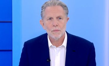 Γερουλάνος: Ίσως ήταν λάθος η άδεια καρέκλα στην κηδεία Σαββόπουλου, το ΠΑΣΟΚ όμως ήταν εκεί