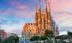 Η Σαγράδα Φαμίλια στη Βαρκελώνη είναι η ψηλότερη εκκλησία στον κόσμο με ύψος 162,91 μέτρα