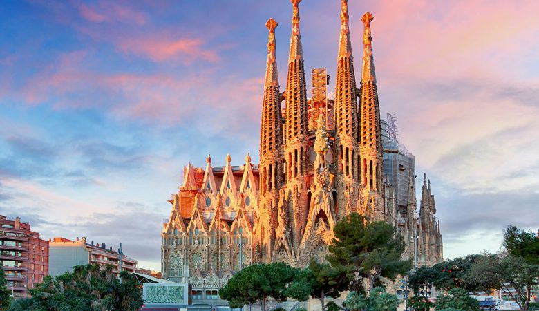 Η Σαγράδα Φαμίλια στη Βαρκελώνη είναι η ψηλότερη εκκλησία στον κόσμο με ύψος 162,91 μέτρα