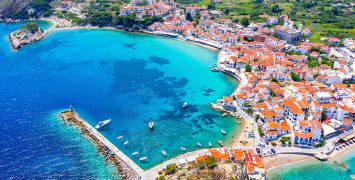 Daily Express: Η Σάμος ανάμεσα στους «απίθανους προορισμούς» της Ευρώπης που θα συνδέονται με την Βρετανία το 2026