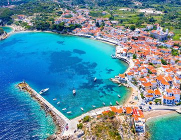 Daily Express: Η Σάμος ανάμεσα στους «απίθανους προορισμούς» της Ευρώπης που θα συνδέονται με την Βρετανία το 2026