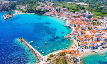 Daily Express: Η Σάμος ανάμεσα στους «απίθανους προορισμούς» της Ευρώπης που θα συνδέονται με την Βρετανία το 2026