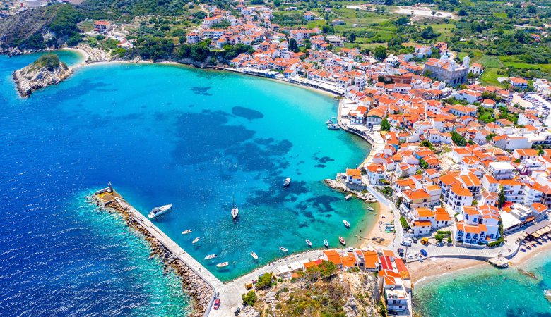 Daily Express: Η Σάμος ανάμεσα στους «απίθανους προορισμούς» της Ευρώπης που θα συνδέονται με την Βρετανία το 2026