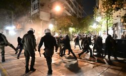 Κουκουλοφόροι επιτέθηκαν σε δυνάμεις των ΜΑΤ στα Εξάρχεια – Τραυματίστηκαν τέσσερις αστυνομικοί