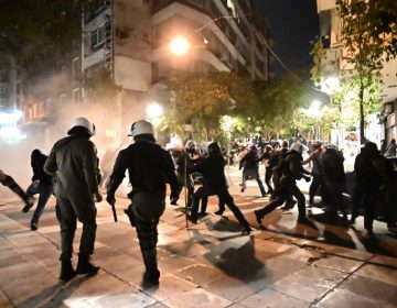 Κουκουλοφόροι επιτέθηκαν σε δυνάμεις των ΜΑΤ στα Εξάρχεια – Τραυματίστηκαν τέσσερις αστυνομικοί