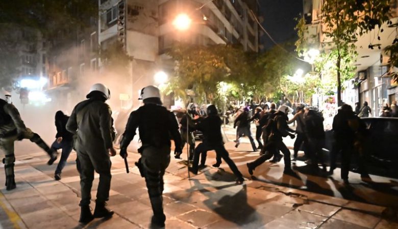 Κουκουλοφόροι επιτέθηκαν σε δυνάμεις των ΜΑΤ στα Εξάρχεια – Τραυματίστηκαν τέσσερις αστυνομικοί