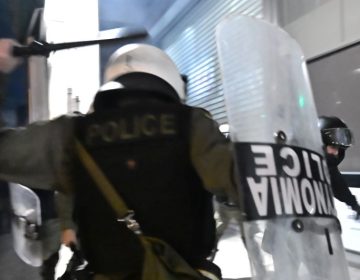 Διατάχθηκε ΕΔΕ για το ξύλο των ΜΑΤ σε θαμώνες καταστημάτων στα Εξάρχεια