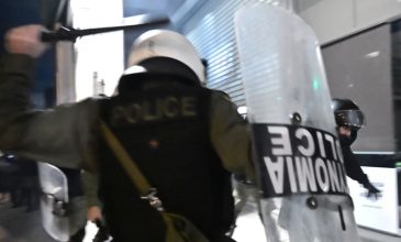 Διατάχθηκε ΕΔΕ για το ξύλο των ΜΑΤ σε θαμώνες καταστημάτων στα Εξάρχεια