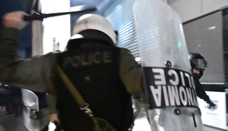 Διατάχθηκε ΕΔΕ για το ξύλο των ΜΑΤ σε θαμώνες καταστημάτων στα Εξάρχεια