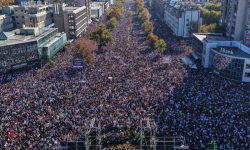 Μεγάλη συγκέντρωση μνήμης στο Νόβι Σαντ για τα θύματα της τραγωδίας στον σιδηροδρομικό σταθμό