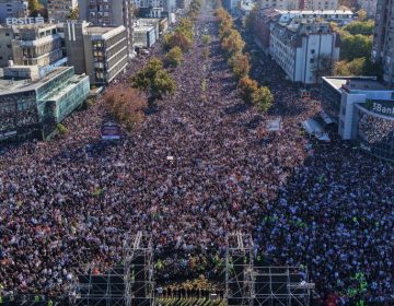 Μεγάλη συγκέντρωση μνήμης στο Νόβι Σαντ για τα θύματα της τραγωδίας στον σιδηροδρομικό σταθμό