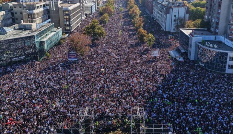 Μεγάλη συγκέντρωση μνήμης στο Νόβι Σαντ για τα θύματα της τραγωδίας στον σιδηροδρομικό σταθμό
