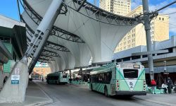 Οι ΗΠΑ επιβάλλουν επιπλέον δασμούς στις εισαγωγές φορτηγών και λεωφορείων