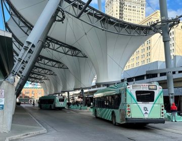 Οι ΗΠΑ επιβάλλουν επιπλέον δασμούς στις εισαγωγές φορτηγών και λεωφορείων