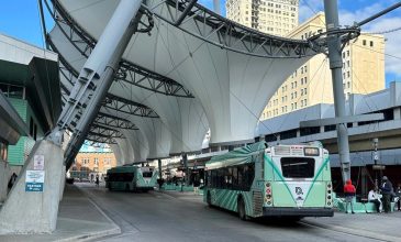 Οι ΗΠΑ επιβάλλουν επιπλέον δασμούς στις εισαγωγές φορτηγών και λεωφορείων