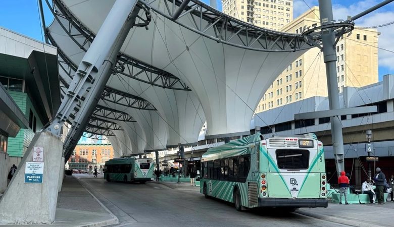 Οι ΗΠΑ επιβάλλουν επιπλέον δασμούς στις εισαγωγές φορτηγών και λεωφορείων