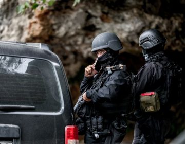 Μακελειό στα Βορίζια: Αστυνομικοί προσήγαγαν τρία άτομα που προσπάθησαν να μπουν κρυφά στο χωριό – Φέρονται να σχετίζονται με τους Καργάκηδες