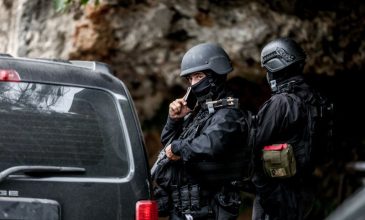 Μακελειό στα Βορίζια: Αστυνομικοί προσήγαγαν τρία άτομα που προσπάθησαν να μπουν κρυφά στο χωριό – Φέρονται να σχετίζονται με τους Καργάκηδες