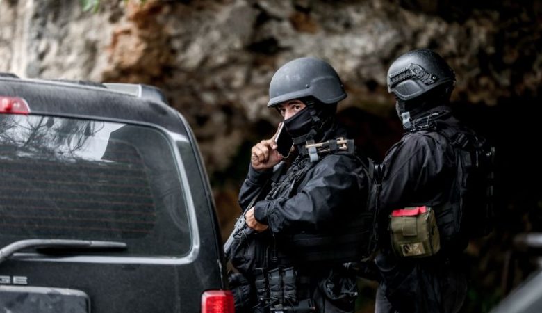 Μακελειό στα Βορίζια: Αστυνομικοί προσήγαγαν τρία άτομα που προσπάθησαν να μπουν κρυφά στο χωριό – Φέρονται να σχετίζονται με τους Καργάκηδες