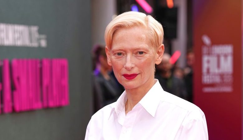 Ποια είναι η αντισυμβατική Τίλντα Σουίντον που αποκαλείται «Κόκκινη αριστοκράτισσα» του σινεμά