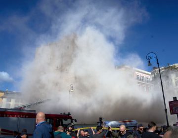 Συνεχίζεται η επιχείρηση διάσωσης του εργάτη που βρίσκεται κάτω απο τα συντρίμμια του «Πύργου των Κόμηδων» στην Ρώμη