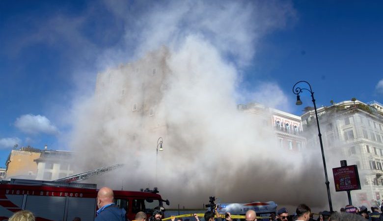 Συνεχίζεται η επιχείρηση διάσωσης του εργάτη που βρίσκεται κάτω απο τα συντρίμμια του «Πύργου των Κόμηδων» στην Ρώμη