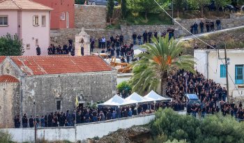 «Εγώ βρήκα την αδερφή μου πεσμένη στον δρόμο», συγκλονίζει ο αδερφός της 56χρονης που σκοτώθηκε στα Βορίζια