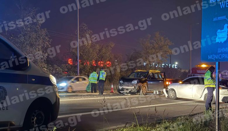 Μετωπική σύγκρουση οχημάτων στη Λάρισα – Τέσσερις τραυματίες