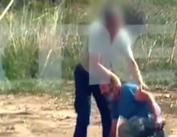 Επίθεση στο συνεργείο του Mega στην Κρήτη έξω από το ξενοδοχείο που κρυβόταν ο 19χρονος για το μακελειό στα Βορίζια