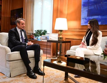 Στο Μέγαρο Μαξίμου η Κίμπερλι Γκίλφοϊλ για την πρώτη της συνάντηση με τον Κυριάκο Μητσοτάκη