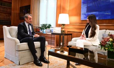 Στο Μέγαρο Μαξίμου η Κίμπερλι Γκίλφοϊλ για την πρώτη της συνάντηση με τον Κυριάκο Μητσοτάκη