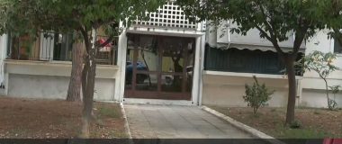 Περίεργη υπόθεση με 29χρονη που μαχαιρώθηκε στο διαμέρισμα της στο Αιγάλεω – Τι είδαν οι αστυνομικοί όταν έφτασαν