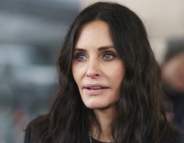 Η Κόρτνεϊ Κοξ σκηνοθετεί το θρίλερ «Evil Genius» με τους Ντέιβιντ Χάρμπουρ και Πατρίσια Αρκέτ