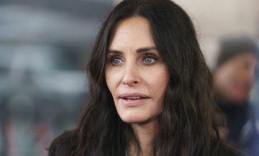 Η Κόρτνεϊ Κοξ σκηνοθετεί το θρίλερ «Evil Genius» με τους Ντέιβιντ Χάρμπουρ και Πατρίσια Αρκέτ