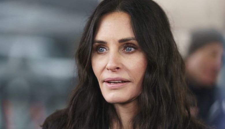 Η Κόρτνεϊ Κοξ σκηνοθετεί το θρίλερ «Evil Genius» με τους Ντέιβιντ Χάρμπουρ και Πατρίσια Αρκέτ