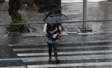 Κυριακή με βροχές και καταιγίδες – Πού θα είναι έντονα τα καιρικά φαινόμενα