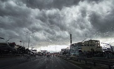 Στο έλεος της κακοκαιρίας η χώρα: «Άνοιξαν οι ουρανοί» στην Αττική, ισχυρές καταιγίδες σε πολλές περιοχές – Δείτε εικόνες