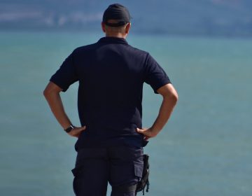 Αυτοκίνητο έπεσε στη θάλασσα στο λιμάνι του Πειραιά