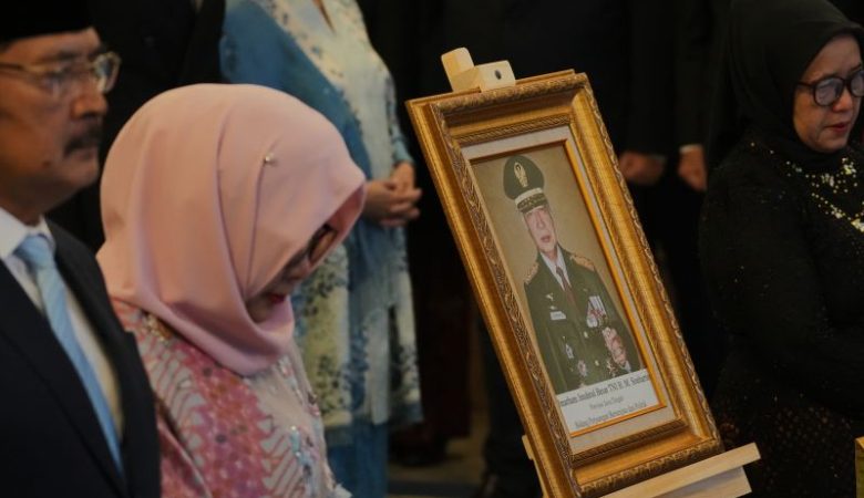 Η Ινδονησία αναγορεύει «εθνικό ήρωα» τον πρώην δικτάτορα Σουχάρτο