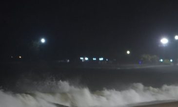 Θαύμα στο Βιετνάμ: Τρεις άνδρες διασώθηκαν έπειτα από 40 ώρες στην θάλασσα από τον τυφώνα Καλμάγκι