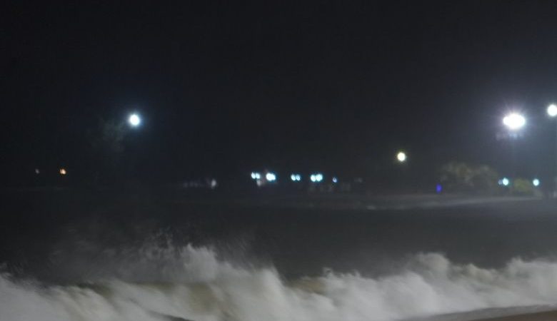 Θαύμα στο Βιετνάμ: Τρεις άνδρες διασώθηκαν έπειτα από 40 ώρες στην θάλασσα από τον τυφώνα Καλμάγκι