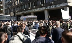 Πορεία διαμαρτυρίας αγροτών και κτηνοτρόφων προς το υπουργείο Αγροτικής Ανάπτυξης – «Ανεπίτρεπτο, να μένουν σε ομηρία και απλήρωτοι 600.000 οικογένειες»