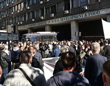 Πορεία διαμαρτυρίας αγροτών και κτηνοτρόφων προς το υπουργείο Αγροτικής Ανάπτυξης – «Ανεπίτρεπτο, να μένουν σε ομηρία και απλήρωτοι 600.000 οικογένειες»