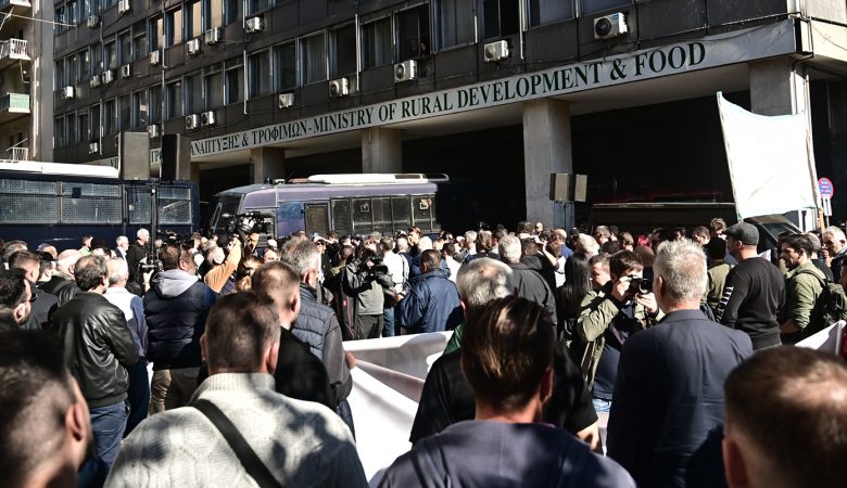 Πορεία διαμαρτυρίας αγροτών και κτηνοτρόφων προς το υπουργείο Αγροτικής Ανάπτυξης – «Ανεπίτρεπτο, να μένουν σε ομηρία και απλήρωτοι 600.000 οικογένειες»