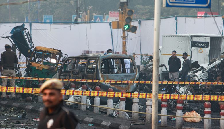 Η ινδική αστυνομία ερευνά πιθανή διασύνδεση ανάμεσα στην έκρηξη αυτοκινήτου στο Δελχί και σε συλλήψεις που προηγήθηκαν στο Κασμίρ