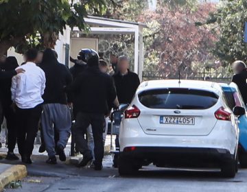 Στην Ευελπίδων ο παλαιοημερολογίτης ιερέας YouTuber και οι άλλοι επτά κατηγορούμενοι – Το εκκλησάκι επί της Λιοσίων είχε γίνει άντρο ναρκωτικών