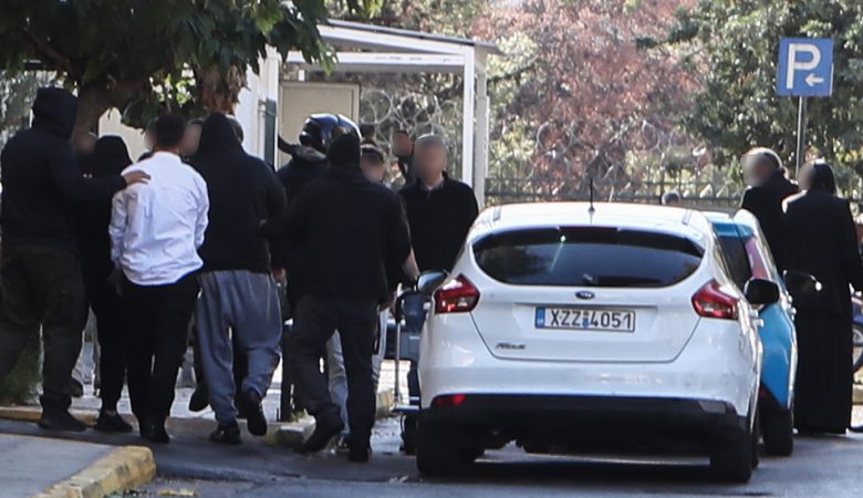 Στην Ευελπίδων ο παλαιοημερολογίτης ιερέας YouTuber και οι άλλοι επτά κατηγορούμενοι – Το εκκλησάκι επί της Λιοσίων είχε γίνει άντρο ναρκωτικών