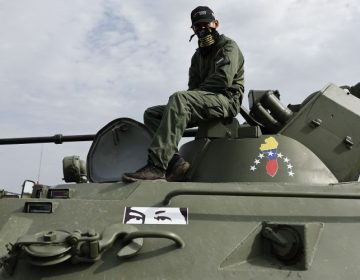 Μαζική ανάπτυξη του στρατού σε όλη την Βενεζουέλα, λόγω άφιξης αμερικανικού αεροπλανοφόρου στην Καραϊβική