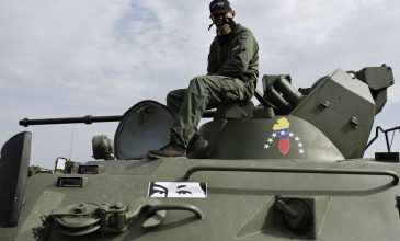 Μαζική ανάπτυξη του στρατού σε όλη την Βενεζουέλα, λόγω άφιξης αμερικανικού αεροπλανοφόρου στην Καραϊβική